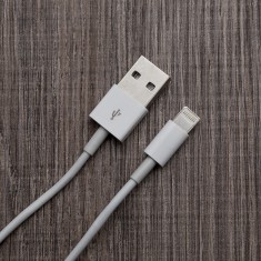 CABO USB COM ENTRADA LIGHTNING/IPHONE. para empresas